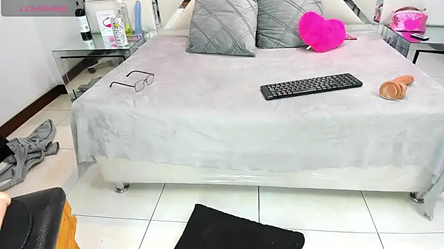 Snapshot of IssysLeBlanc chatting on March 1, 2026, 7:08 am IssysLeBlanc online show from March 1, 2026, 7:08 am