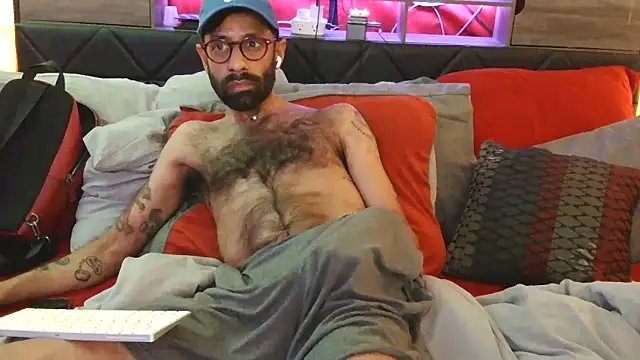 Snapshot of LilBrownPKB chatting on December 19, 2025, 8:44 pm LilBrownPKB online show from December 19, 2025, 8:44 pm