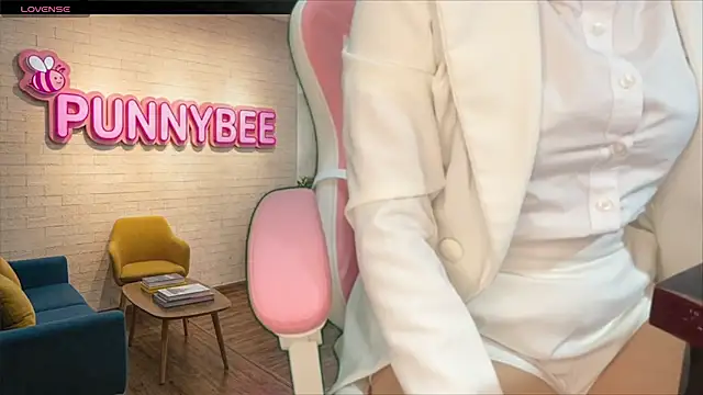 Snapshot of Punnybee chatting on July 19, 2026, 3:37 am Punnybee online show from July 19, 2026, 3:37 am