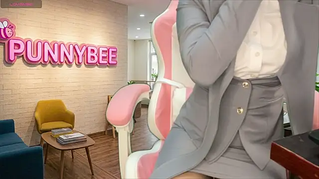 Snapshot of Punnybee chatting on July 27, 2026, 4:19 am Punnybee online show from July 27, 2026, 4:19 am