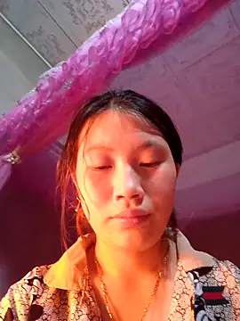 Snapshot of Lomay69 chatting on December 17, 2025, 10:42 am Lomay69 online show from December 17, 2025, 10:42 am