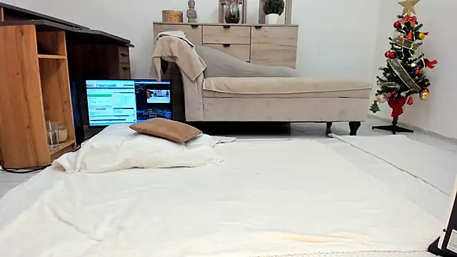 Snapshot of classy_medea chatting on December 17, 2025, 1:32 am classy medea online show from December 17, 2025, 1:32 am