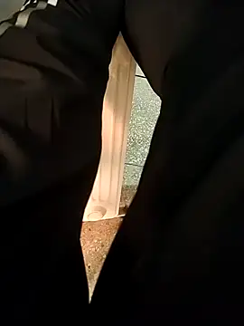 Snapshot of KingZbouba chatting on December 17, 2025, 3:39 pm KingZbouba online show from December 17, 2025, 3:39 pm