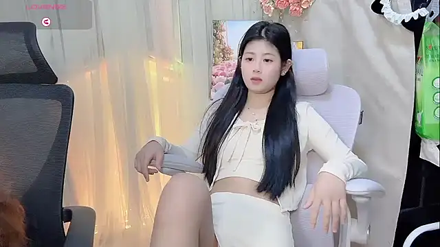 Snapshot of Yvonne-07 chatting on December 16, 2025, 12:42 pm Yvonne-07 online show from December 16, 2025, 12:42 pm