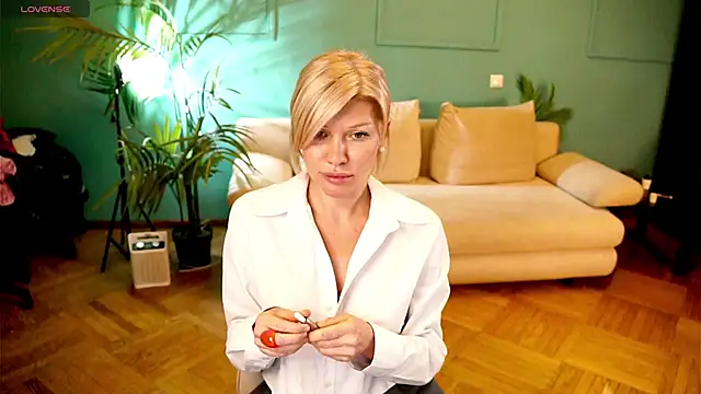 Snapshot of Lindsi_Luvviv chatting on January 15, 2026, 4:21 pm Lindsi Luvviv online show from January 15, 2026, 4:21 pm