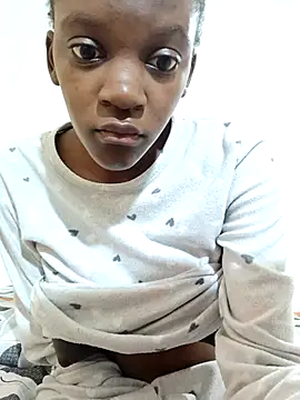 Snapshot of PetiteDoll_06 chatting on April 18, 2026, 7:44 am PetiteDoll 06 online show from April 18, 2026, 7:44 am