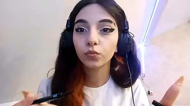 Snapshot of KizzieSchronce chatting on December 14, 2025, 4:08 am KizzieSchronce online show from December 14, 2025, 4:08 am