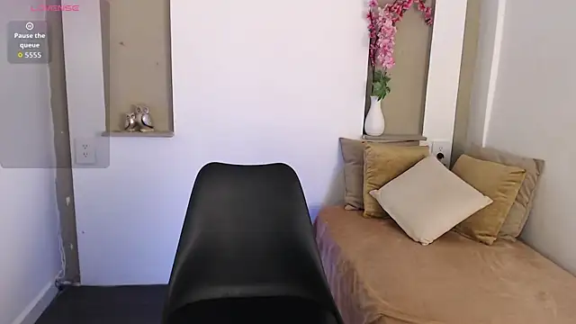 Snapshot of Neysha_1 chatting on December 17, 2025, 2:11 pm Neysha 1 online show from December 17, 2025, 2:11 pm