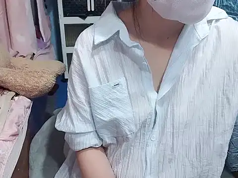 Snapshot of Yumi69 chatting on December 16, 2025, 4:11 pm Yumi69 online show from December 16, 2025, 4:11 pm