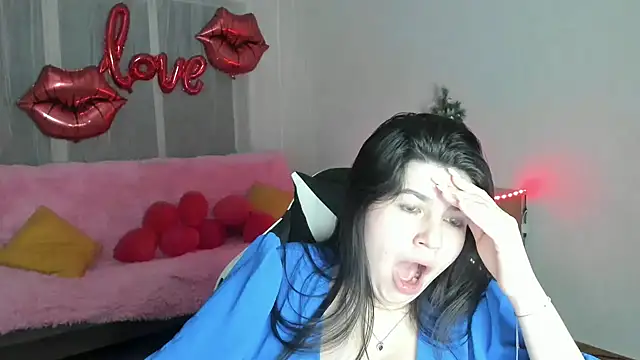 Snapshot of KisaModel chatting on February 19, 2026, 7:44 pm KisaModel online show from February 19, 2026, 7:44 pm