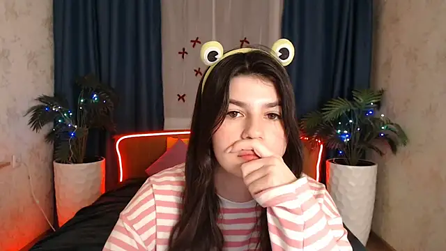 Snapshot of KisaModel chatting on December 15, 2025, 10:10 am KisaModel online show from December 15, 2025, 10:10 am