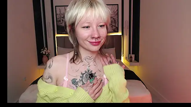 Snapshot of Luna_Hurt chatting on December 17, 2025, 1:49 pm Luna Hurt online show from December 17, 2025, 1:49 pm