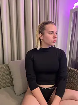 AmieGlow online show from December 20, 2025, 10:45 pm