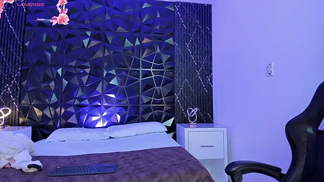 AriadnaLoren online show from April 8, 2026, 3:52 am