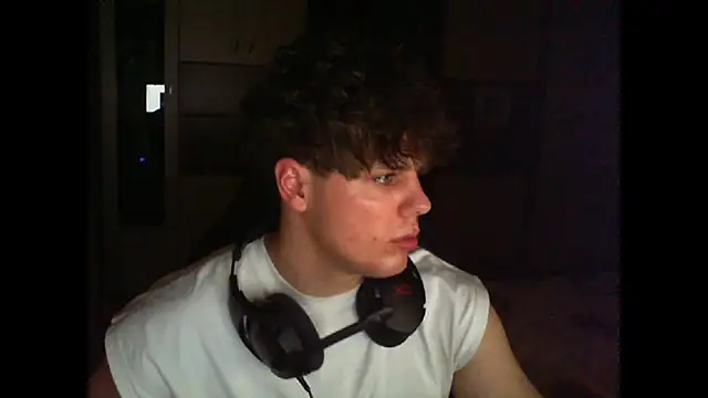 GymGuy0505 online show from December 14, 2025, 9:53 pm