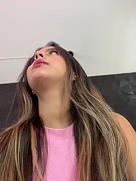 Snapshot of Valeria-escobar chatting on February 15, 2026, 1:32 pm Valeria-escobar online show from February 15, 2026, 1:32 pm