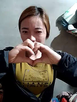 Snapshot of little-effy chatting on April 2, 2026, 11:39 am little-effy online show from April 2, 2026, 11:39 am