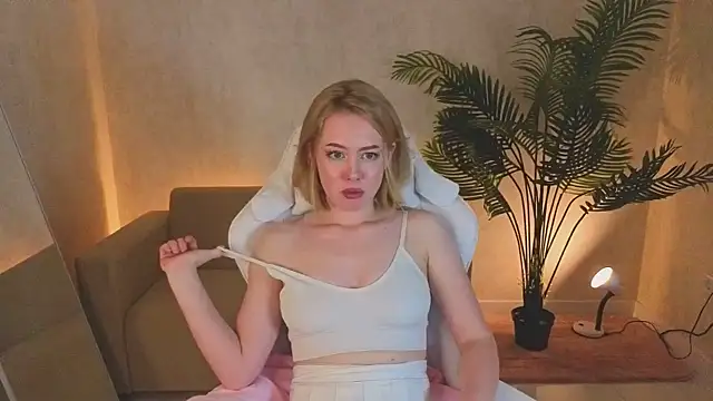 Snapshot of NoraCollins chatting on December 15, 2025, 8:31 am NoraCollins online show from December 15, 2025, 8:31 am