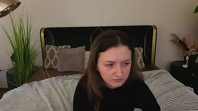 Snapshot of CyrenaLuxe chatting on March 21, 2026, 8:19 am CyrenaLuxe online show from March 21, 2026, 8:19 am