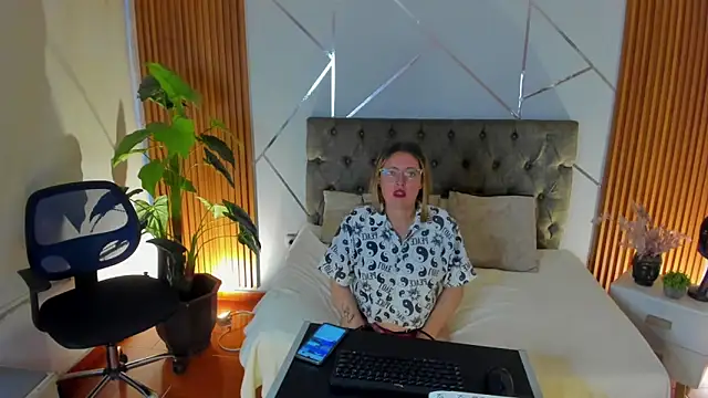 Snapshot of brenda_hertz chatting on December 16, 2025, 11:25 am brenda hertz online show from December 16, 2025, 11:25 am