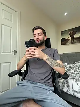 Juliann69Ramiro online show from February 27, 2026, 1:33 pm