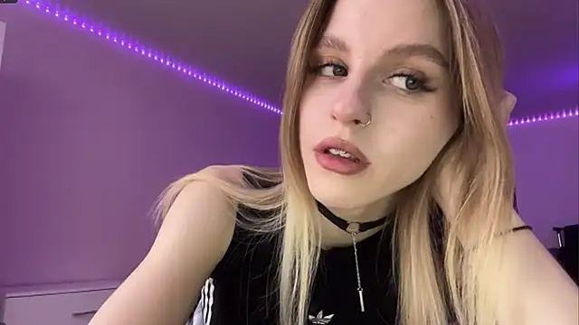 Snapshot of AzoticBasics chatting on December 15, 2025, 12:22 pm AzoticBasics online show from December 15, 2025, 12:22 pm