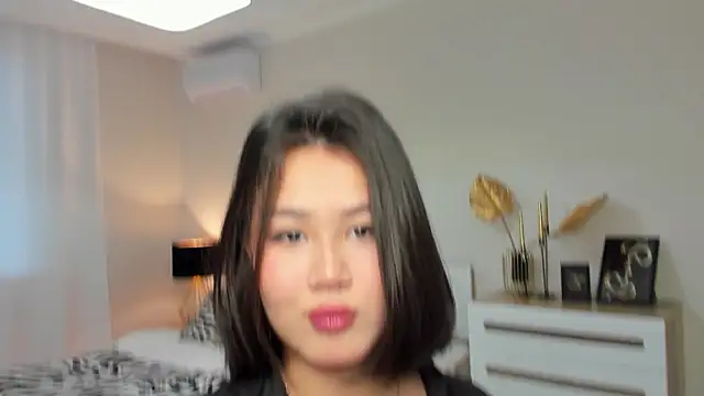 Brunette Charm online show from January 18, 2026, 11:13 am