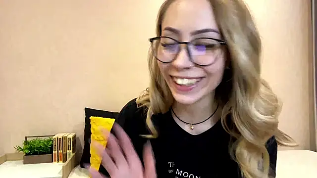 Snapshot of sun_under_skyy chatting on December 18, 2025, 10:19 am sun under skyy online show from December 18, 2025, 10:19 am