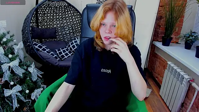 Snapshot of Soft_Flame chatting on December 21, 2025, 3:36 pm Soft Flame online show from December 21, 2025, 3:36 pm