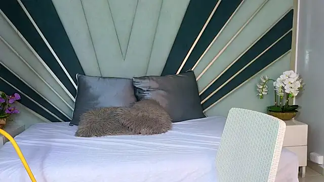 DulceeEsmeralda online show from March 28, 2026, 2:07 pm