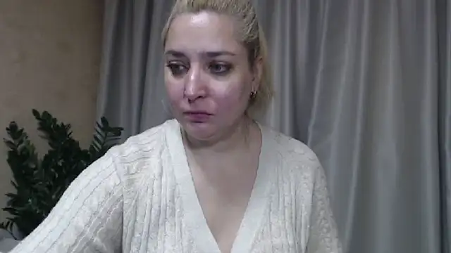 Snapshot of sweetpussy13 chatting on November 14, 2025, 8:18 am sweetpussy13 online show from November 14, 2025, 8:18 am