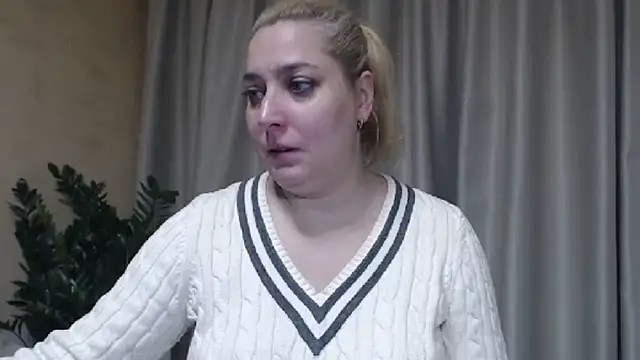 Snapshot of sweetpussy13 chatting on December 5, 2025, 7:18 am sweetpussy13 online show from December 5, 2025, 7:18 am