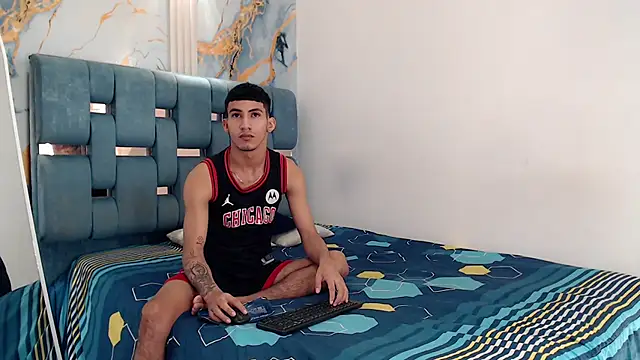 Snapshot of DIAMOND_BLACKS chatting on April 1, 2026, 7:10 am DIAMOND BLACKS online show from April 1, 2026, 7:10 am