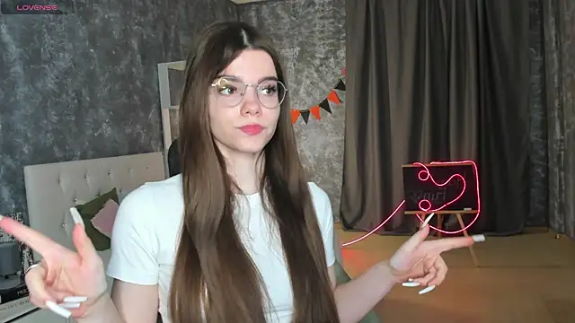 Snapshot of miss__evelyne chatting on December 16, 2025, 1:32 am miss evelyne online show from December 16, 2025, 1:32 am