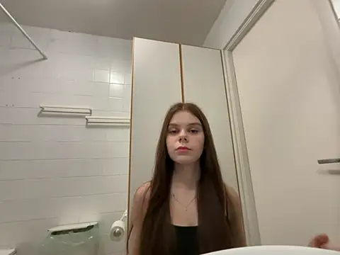 LeyaFlamy online show from December 14, 2025, 4:34 pm