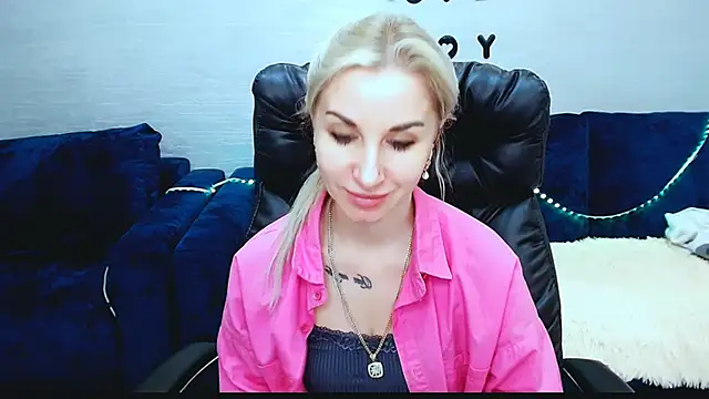 Snapshot of Hanna--Sweet chatting on December 15, 2025, 4:02 pm Hanna--Sweet online show from December 15, 2025, 4:02 pm