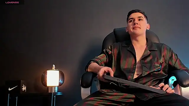 Valentino ceratti online show from December 17, 2025, 3:33 am