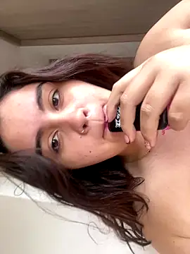 Snapshot of Miss_Laria chatting on December 16, 2025, 6:01 pm Miss Laria online show from December 16, 2025, 6:01 pm