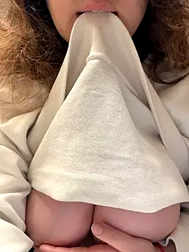 Snapshot of luisa_evans chatting on December 15, 2025, 9:20 pm luisa evans online show from December 15, 2025, 9:20 pm