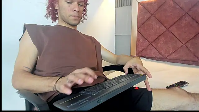 Snapshot of TAYSON_SCOTT chatting on December 18, 2025, 1:37 pm TAYSON SCOTT online show from December 18, 2025, 1:37 pm