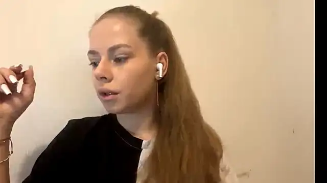 Snapshot of GinnyVanlaere chatting on December 19, 2025, 1:42 am GinnyVanlaere online show from December 19, 2025, 1:42 am