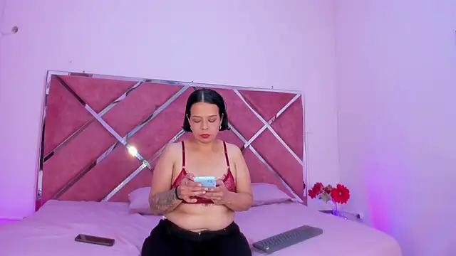 Snapshot of LunaaMorelli2 chatting on December 14, 2025, 3:46 am LunaaMorelli2 online show from December 14, 2025, 3:46 am