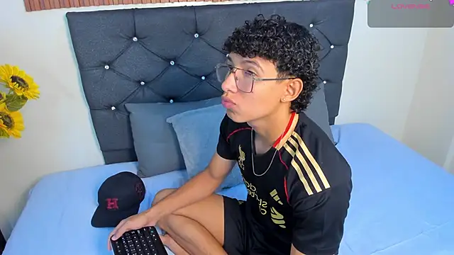 Snapshot of Antoniio_miller chatting on December 16, 2025, 12:53 pm Antoniio miller online show from December 16, 2025, 12:53 pm