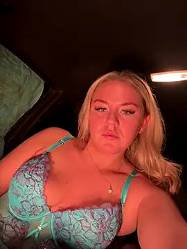 Snapshot of Golidelovee chatting on December 14, 2025, 8:25 pm Golidelovee online show from December 14, 2025, 8:25 pm