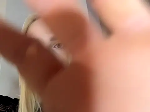 Snapshot of blonde_di chatting on December 13, 2025, 11:55 pm blonde di online show from December 13, 2025, 11:55 pm