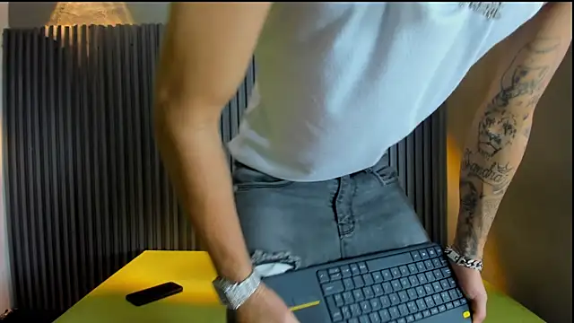 Snapshot of AYALA_TATTOO chatting on December 16, 2025, 7:40 pm AYALA TATTOO online show from December 16, 2025, 7:40 pm