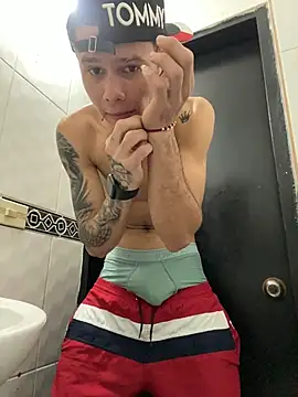 Snapshot of Danseuz chatting on December 15, 2025, 5:19 pm Danseuz online show from December 15, 2025, 5:19 pm