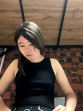 Snapshot of Sarah2127 chatting on December 15, 2025, 11:05 am Sarah2127 online show from December 15, 2025, 11:05 am