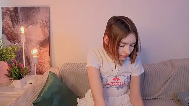 Snapshot of Leyla_crsh chatting on February 6, 2026, 5:14 am Leyla crsh online show from February 6, 2026, 5:14 am