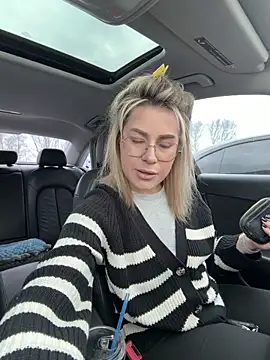 Roxi Joy online show from April 1, 2026, 10:05 am